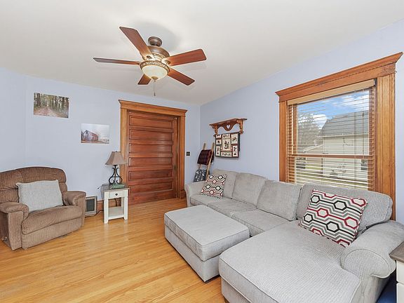 3rd image of 410 W Reader St