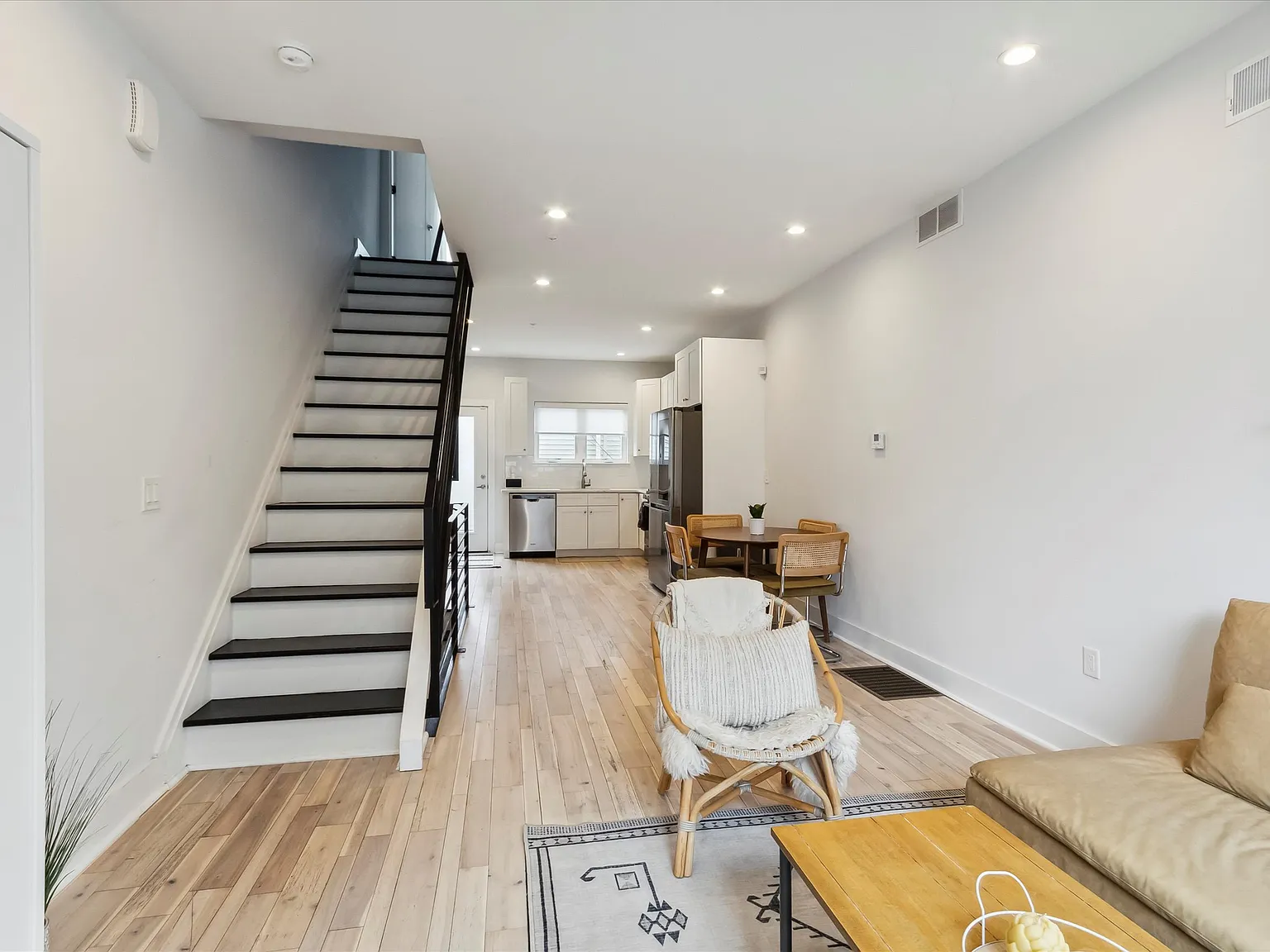 4 bed, 2.5 bath, 1900 sqft, $2,700 — Photo 3