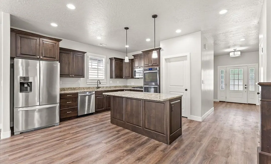 4 bed, 2.5 bath, 2600 sqft, $3,200 — Photo 2