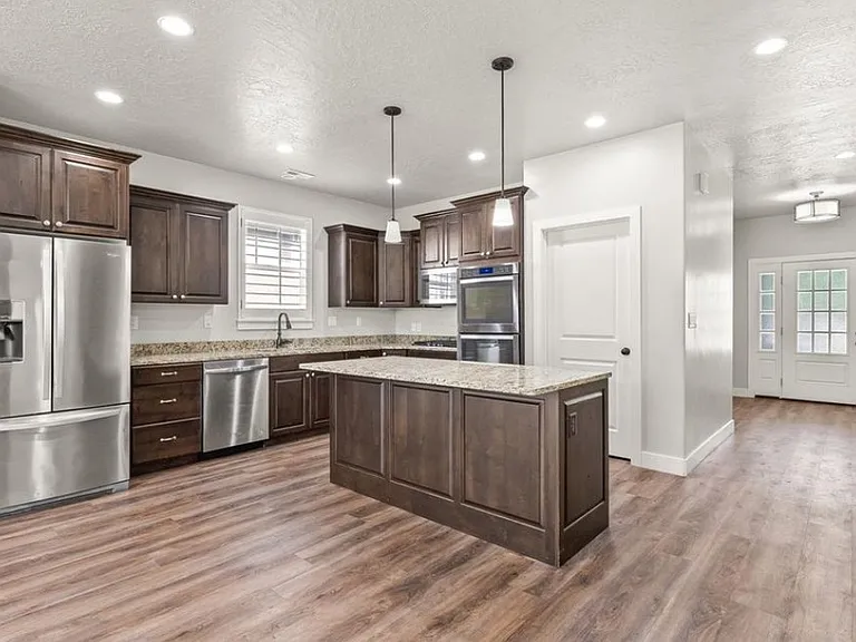 1943 W River Birch Rd — Photo 2