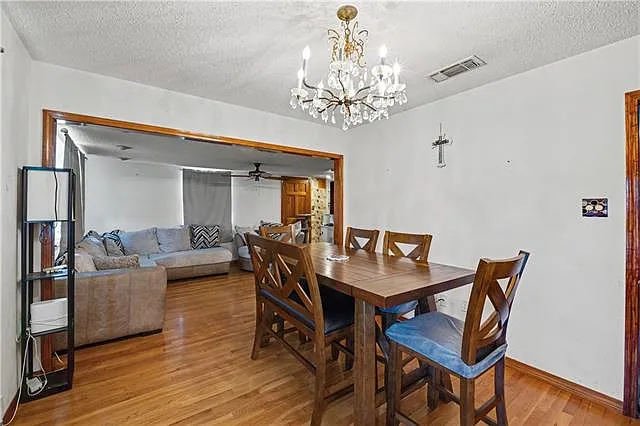 3 bed, 1.5 bath, 1330 sqft, $2,300 — Photo 4