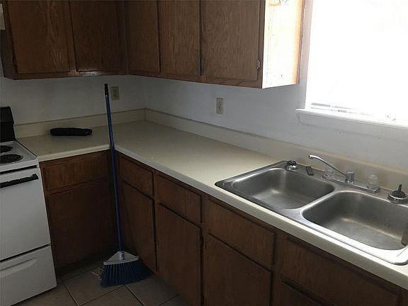 4th image of 1002 Autumn Cir APT A