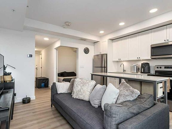 5th image of 123 E 4th St NE #608