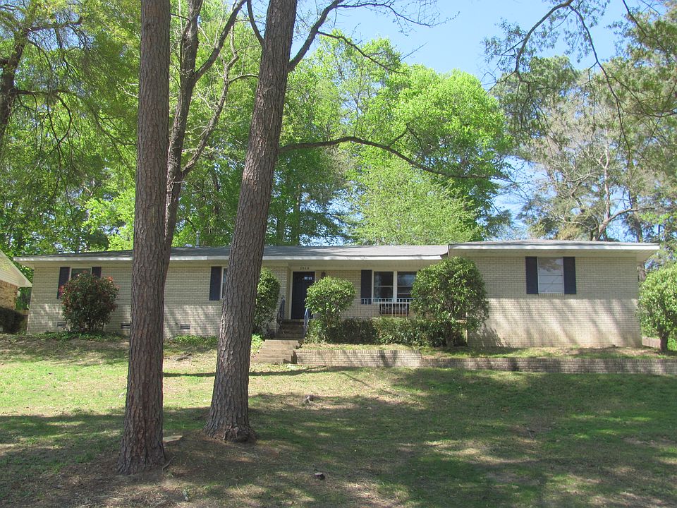 Stately setting w/Privacy