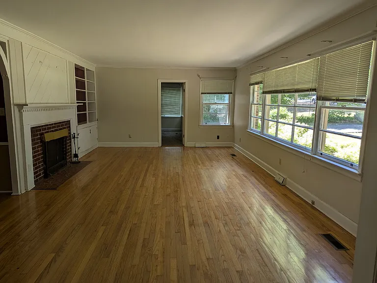 610 W Charlton St — Photo 13