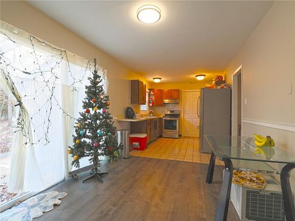 2nd image of 18 Stratton Ln