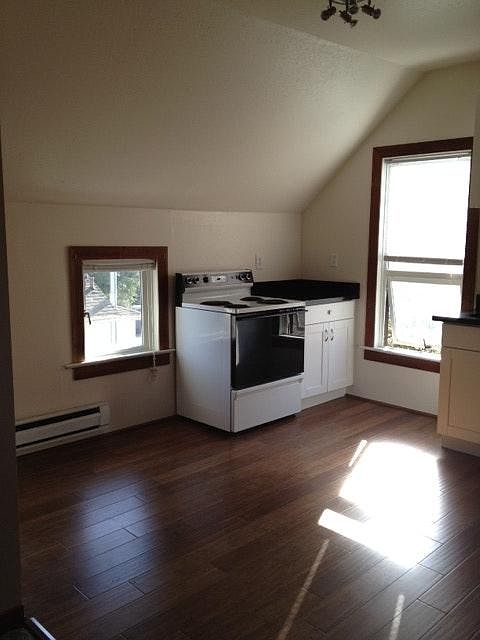 bamboo floors in eat-in kitchen (three year old stove in great condition)