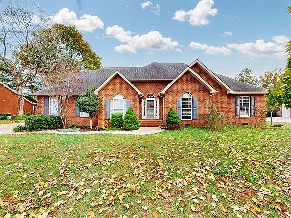 3rd image of 303 Robert E Lee Ln