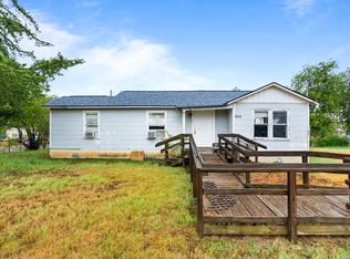1067 2ND ST, Floresville, TX 78114