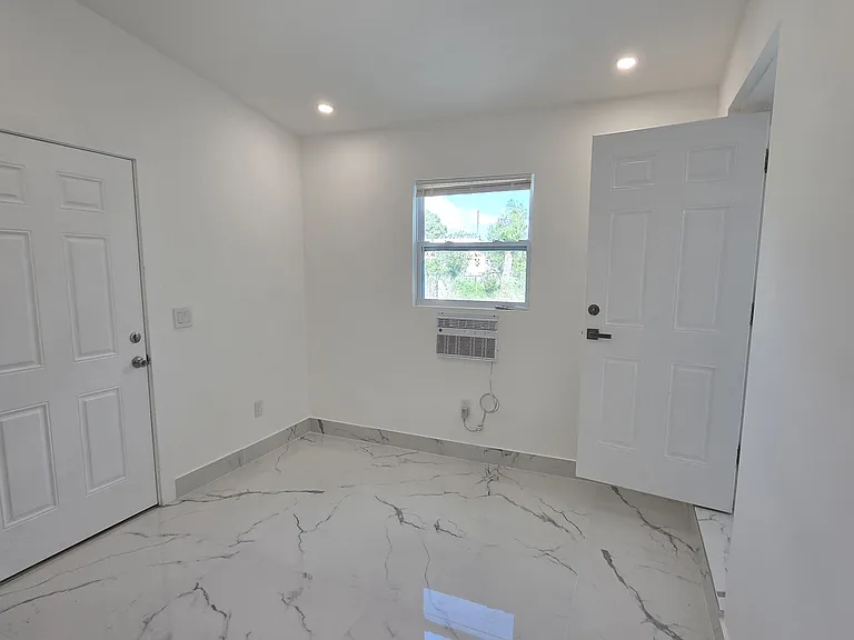 305 SE Airoso Blvd — Photo 22