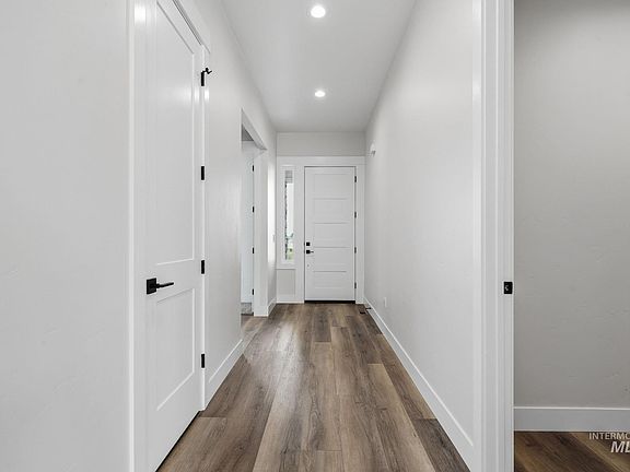 4th image of 1510 Castle Way