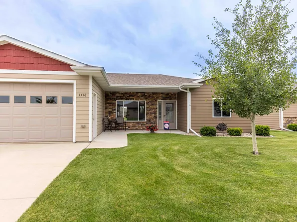 1716 Miller Ln, Aberdeen, SD 57401