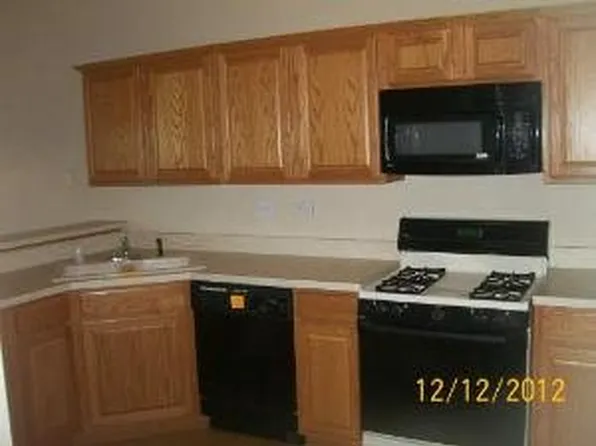 135 Hidden Pond Cir, Aurora, IL 60504