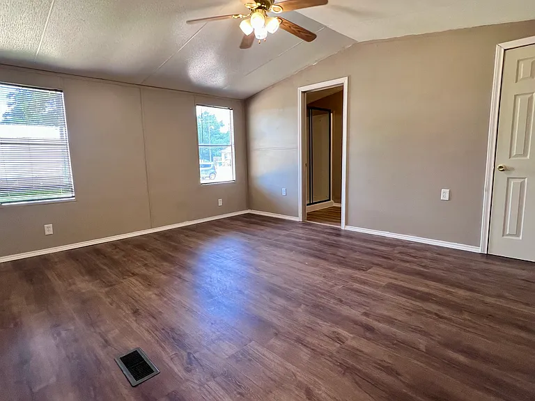 410 N Franklin Ave — Photo 2