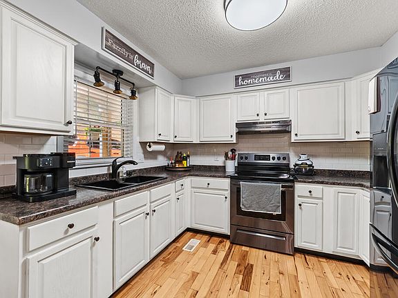 5th image of 76 Lamplighter St