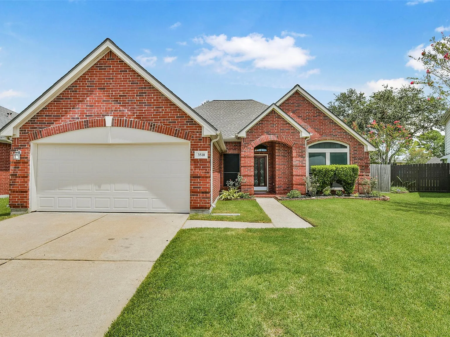 3 bed, 2.0 bath, 1956 sqft, $2,350 — Photo 1