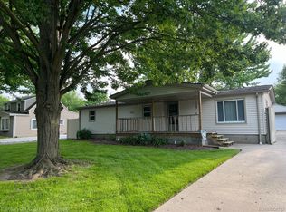 22120 Monterey Dr, Woodhaven, MI 48183