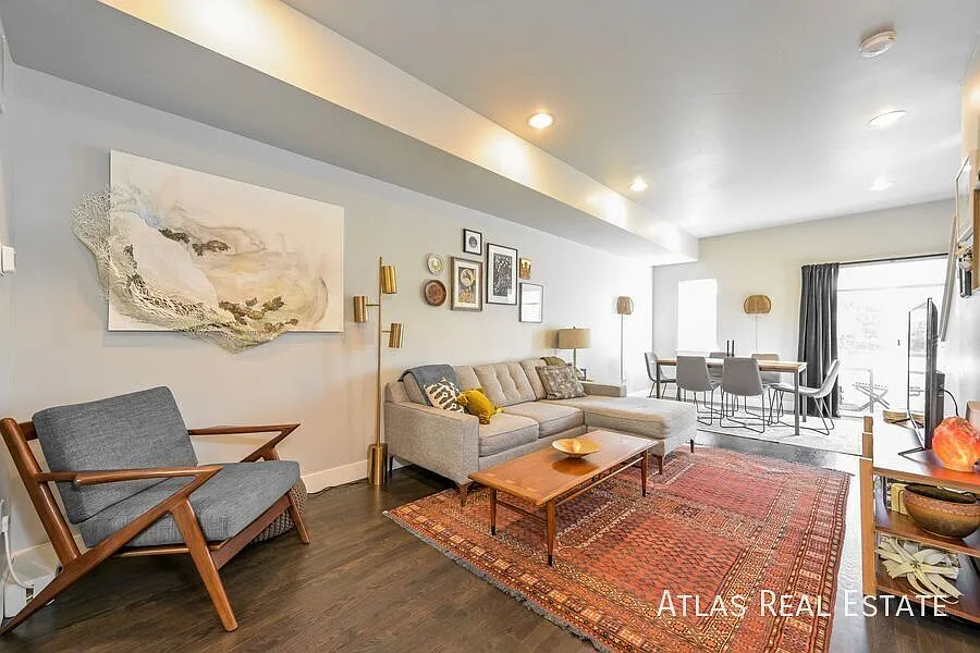 Modern 2-Bedroom Townhome for Rent — Photo 2