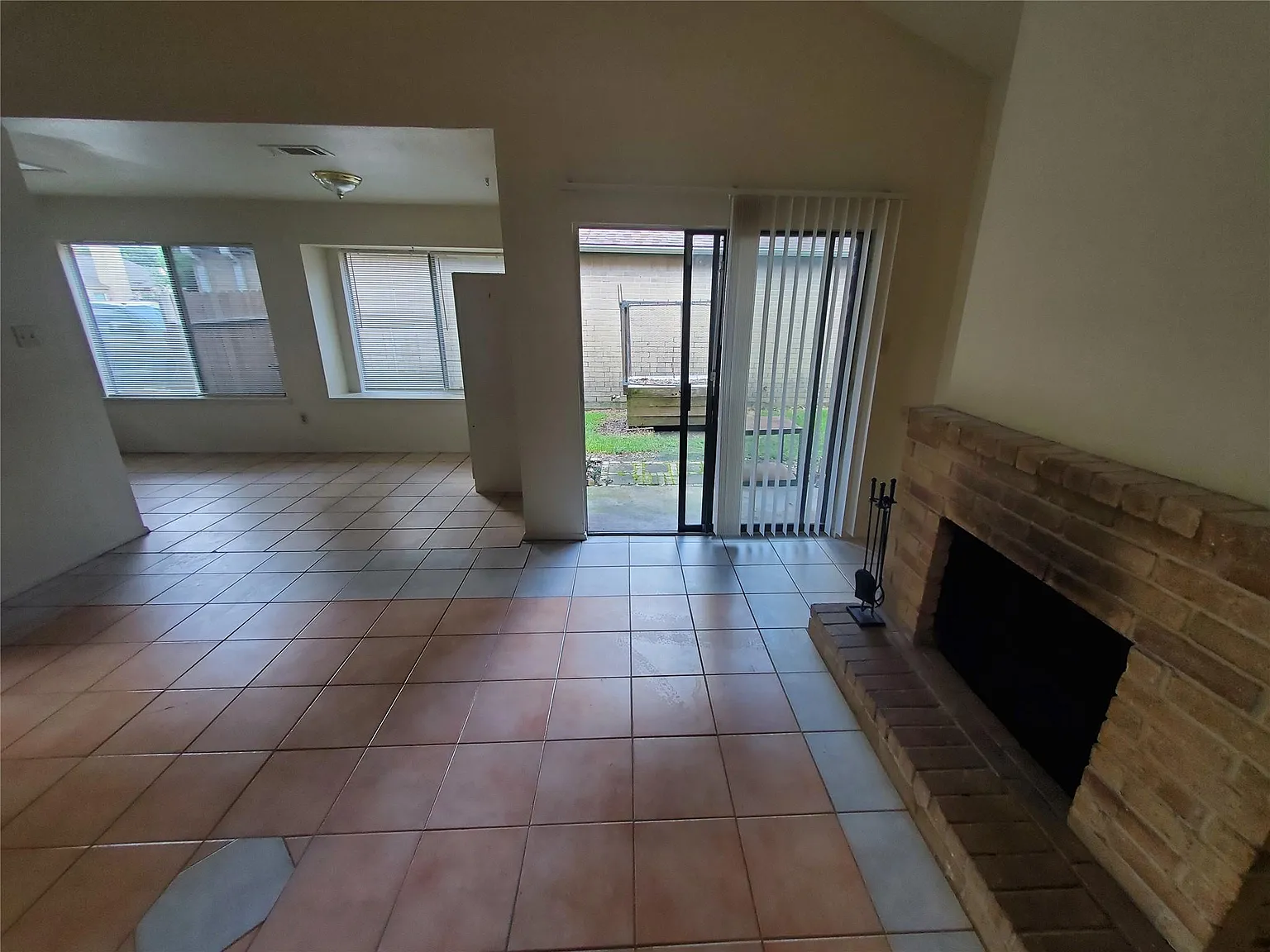 2 bed, 1.0 bath, 985 sqft, $1,579 — Photo 3