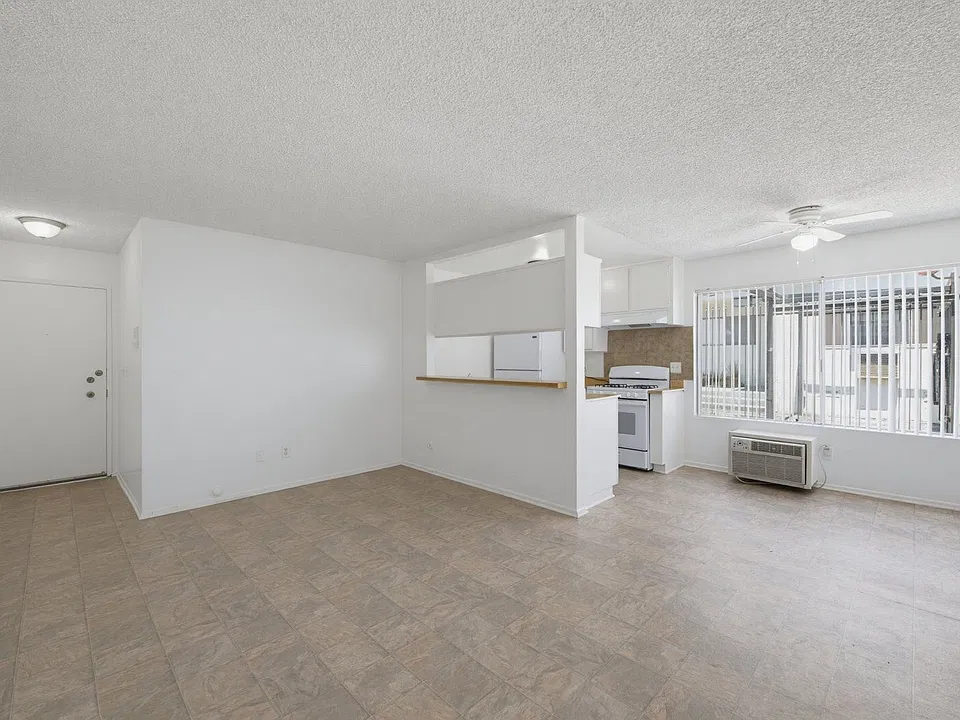 6907 Whitsett Ave #205A