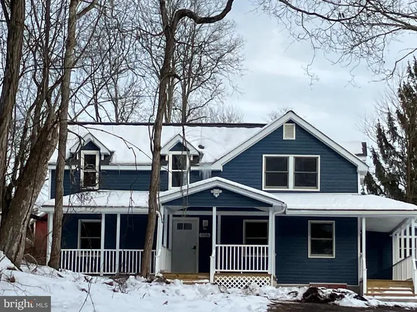 106 Burry Ln, Cresco, PA 18326