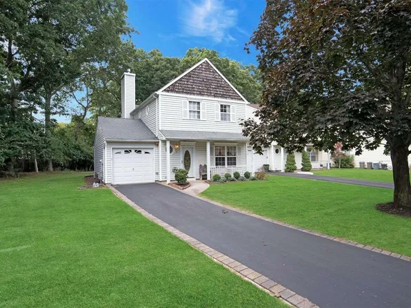 8 Raccoon Path #8, Coram, NY 11727