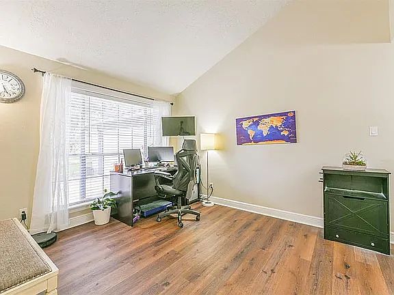 3rd image of 1115 W Castlewood Ave