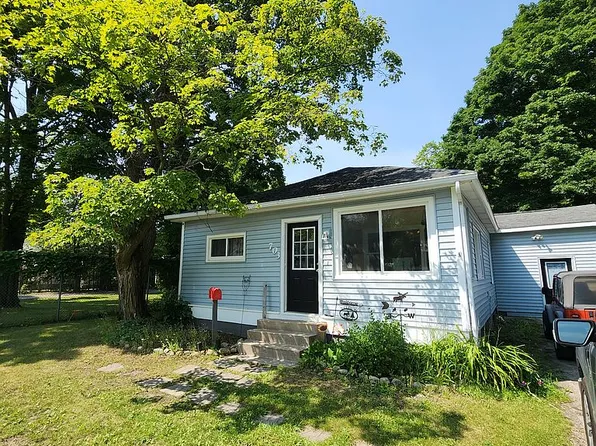 703 Grant St, Charlevoix, MI 49720