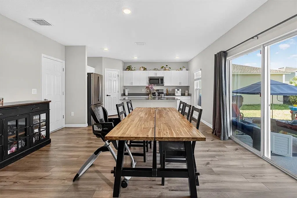 5 bed, 3.0 bath, 2493 sqft, $3,500 — Photo 3
