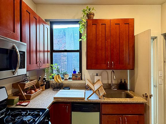 3rd image of 305 E 91st St APT 5-C