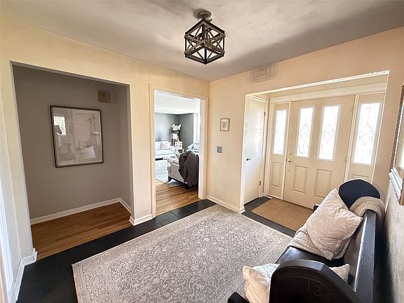 3rd image of 9 Sunset Ct