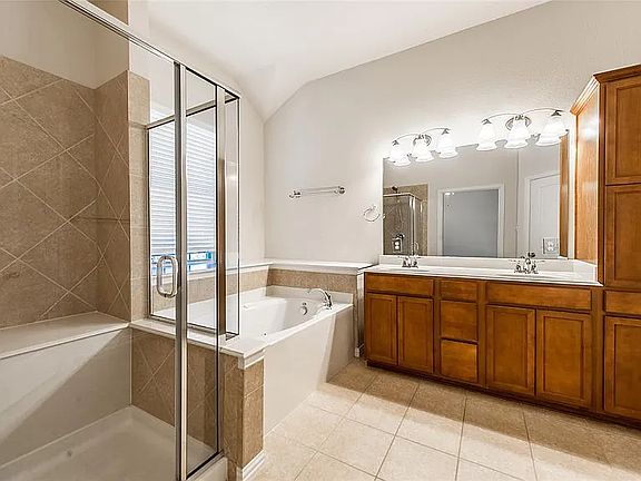 4th image of 8760 Iron Horse Dr