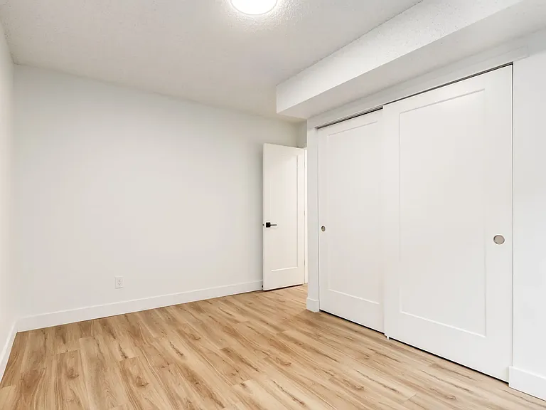 2404 16a St SW — Photo 41