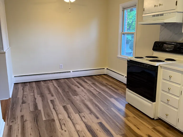 625 E Queen St — Photo 3