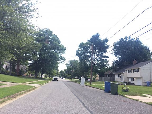 5th image of 300 S Woodstock Dr