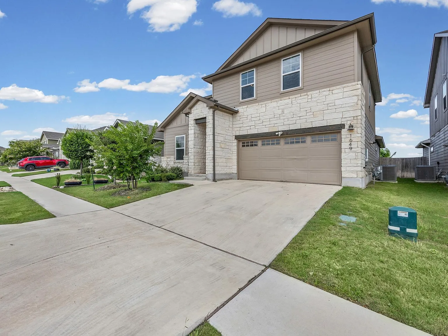 4 bed, 2.5 bath, 2657 sqft, $2,800 — Photo 2