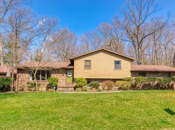 2221 Leonard St, Ravenna, OH 44266