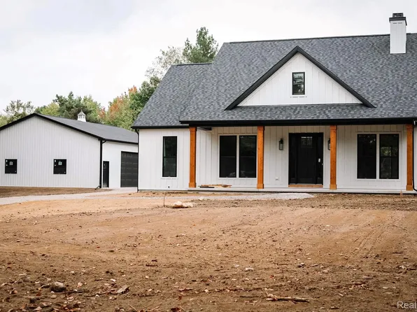 2 E Coon Lake Rd, Howell, MI 48843