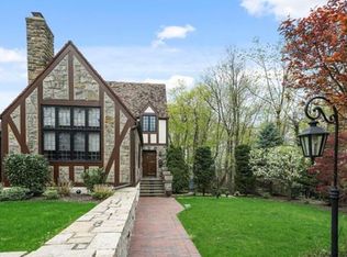 2 Elm Pl, Pelham, NY 10803