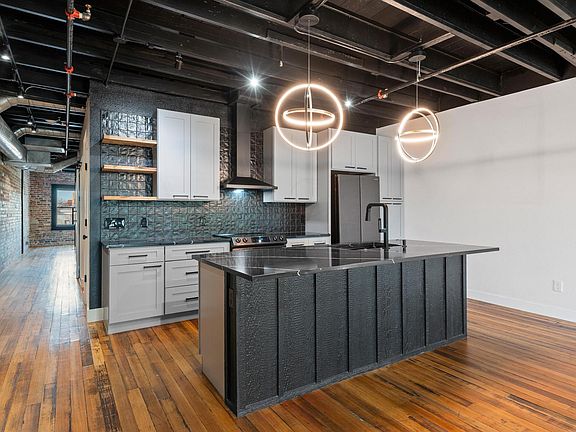 4th image of 330 W Lamar St #202