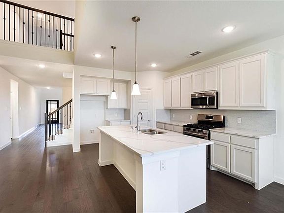 3rd image of 1304 Warbler Dr