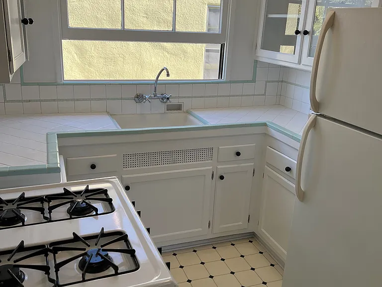 330 N Gardner St #3 — Photo 12