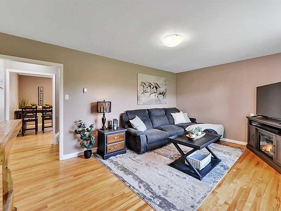 3rd image of 37 S Poplar Cres