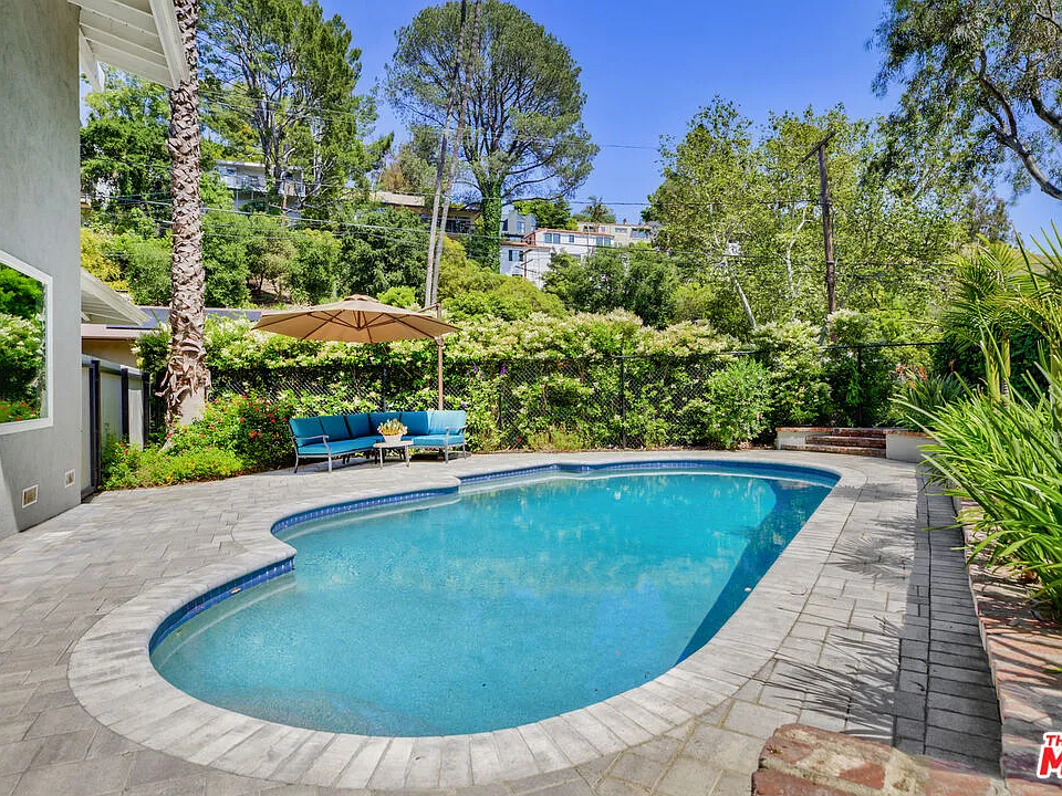3101 N Beachwood Dr