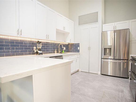 3rd image of 523 Leslie Dr