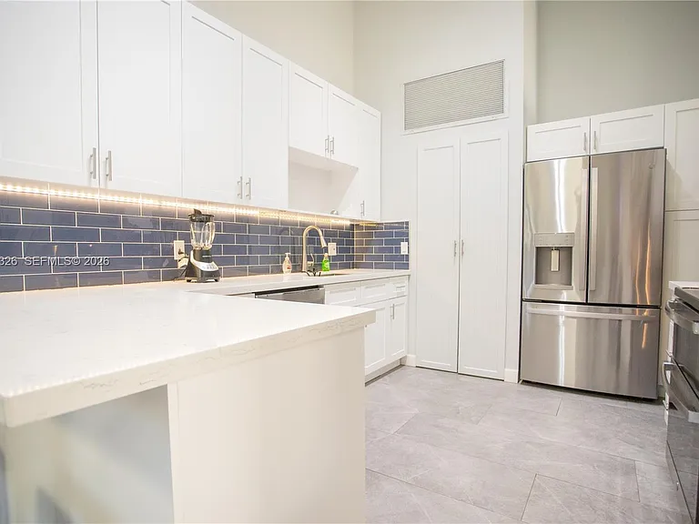 523 Leslie Dr — Photo 3