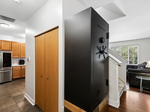 3rd image of 632 Arbor Cir #632