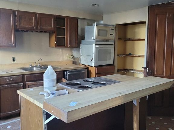 4th image of 251 W 21st St