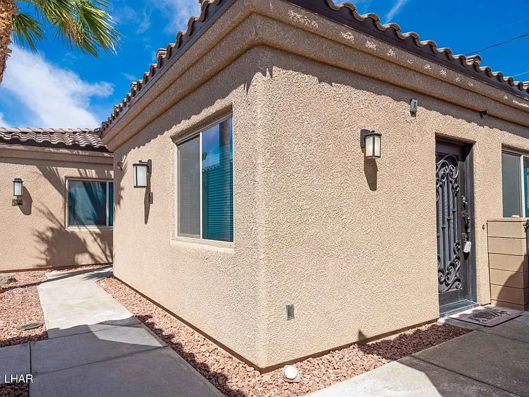 490 N Lake Havasu Ave #I — Photo 2