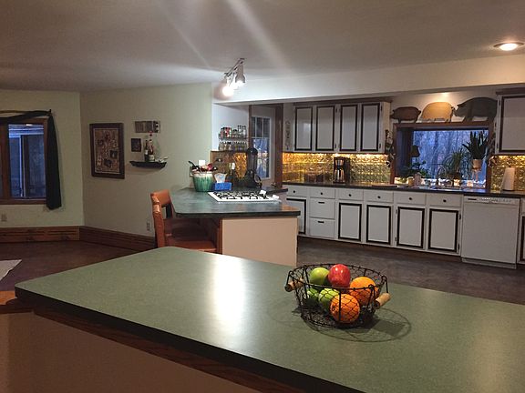 Spacious/Open Kit/Dining Rm